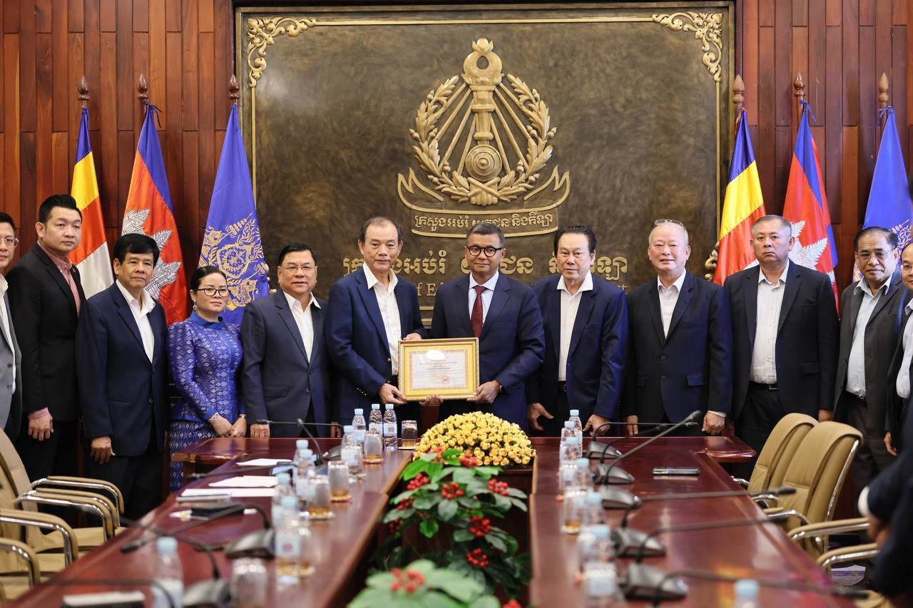 ឯកឧត្តម តែ ឡូរិន ប្រធានក្រុមប្រឹក្សាភិបាល នៃសាកលវិទ្យាល័យវេស្ទើន